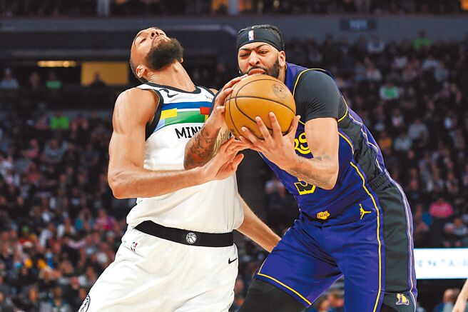 湖人「一眉哥」安东尼戴维斯（右）与灰狼中锋戈贝尔争抢篮板球。（路透）