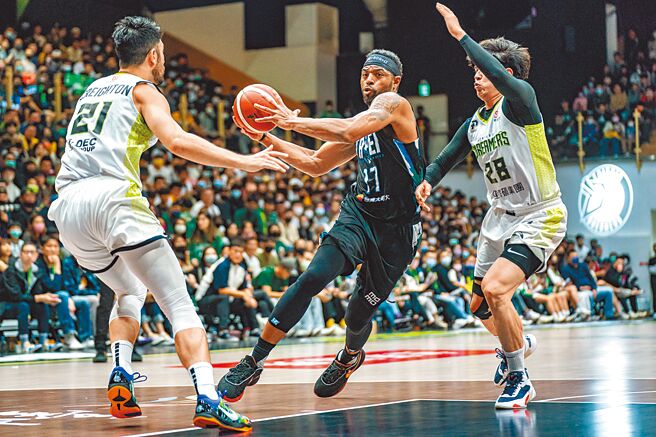 辛特力（中）拿下25分、10篮板、4助攻与3抄截的优异表现。（PLG提供）