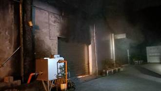 基隆大武崙工業區某公司深夜大火竄濃煙 狂燒數時傷亡曝