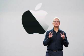 庫克驚喜現身北京Apple店 見果粉iPhone摔爆竟做這事