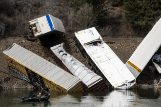 又翻覆！美國火車事故 疑化學物質流入水源