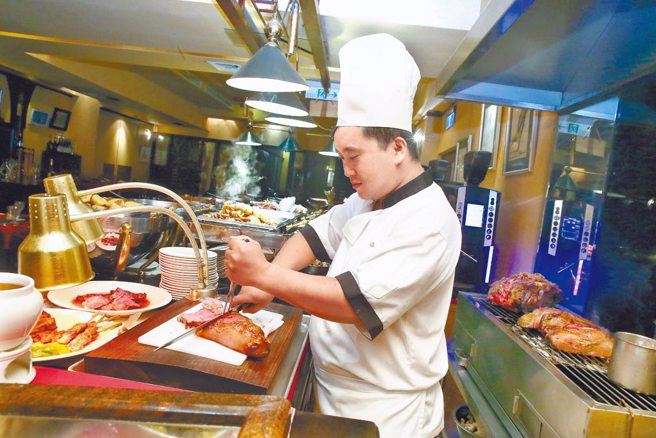「沾美西餐廳」的Buffet餐檯中，師傅現切美國牛排口感軟嫩迷人，是許多饕客必吃。（資料照）
