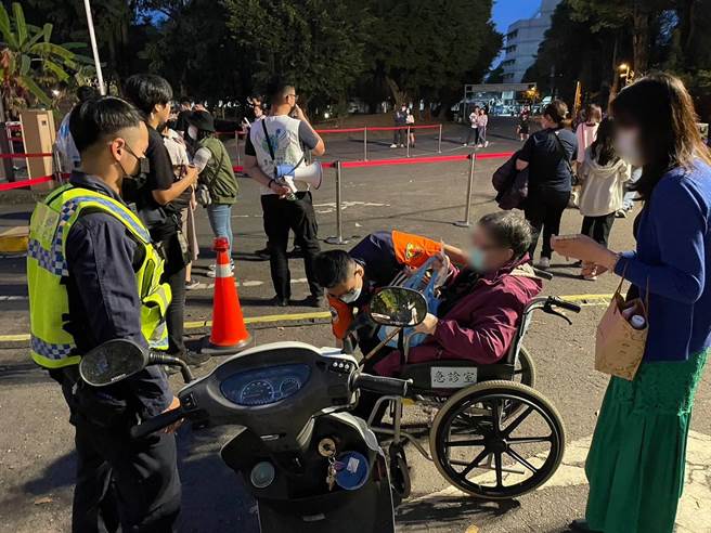 左营警方协助资深铁粉许姓妇人入场观看五月天演唱会。（翻摄照片／林瑞益高雄传真）
