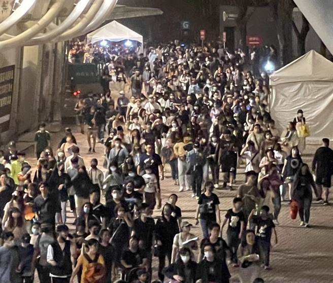 五月天日前在世运主场馆举办演唱会，眾多歌迷在演唱会后离场。（高雄市新闻局提供／林瑞益高雄传真）