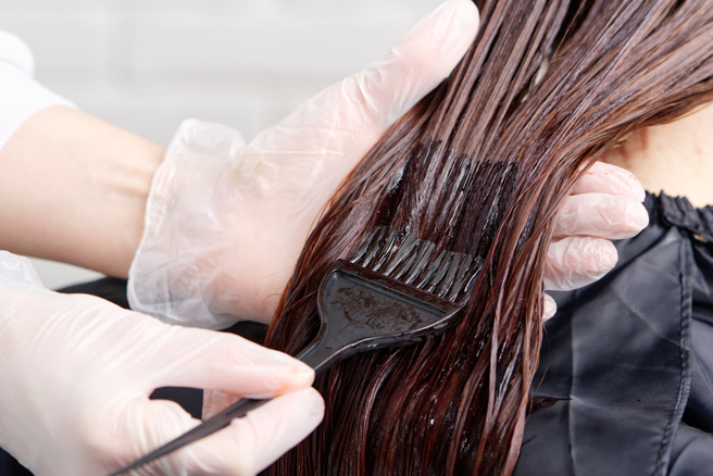 染髮是许多人避免白髮，或改变造型的方式。(示意图/ Shutterstock )