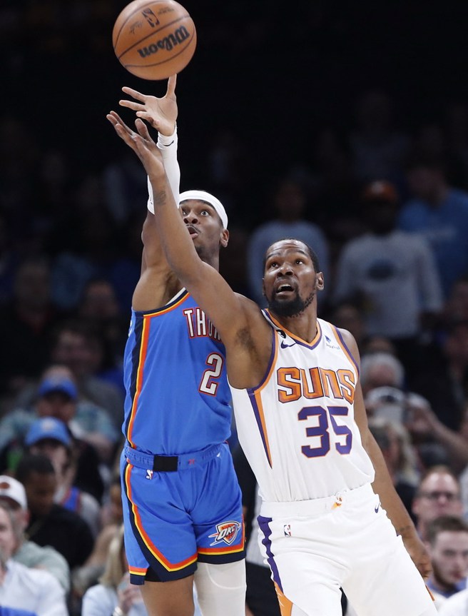 杜兰特(右)跟亚歷山大激烈争抢篮板球。(路透)