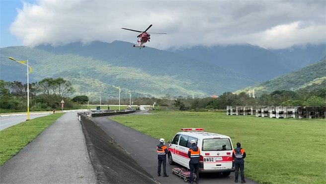 一名年约71岁的李姓老翁趁着清明连假攀登新康横断路线，今天凌晨在海拔超过3000米的布新营地休息，疑高山症发作，呼吸急促，逐渐失去意识，今晨经直升机吊挂下山送医救治。（花莲县消防局提供／罗亦晽花莲传真）