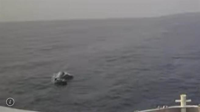 清明連假第3天，遊客持續湧入屏東離島小琉球，但有別於前2天，今天登島遊客有個意外小驚喜，就是在航行途中喜見海豚群游。（藍白航運提供／謝佳潾屏東傳真）