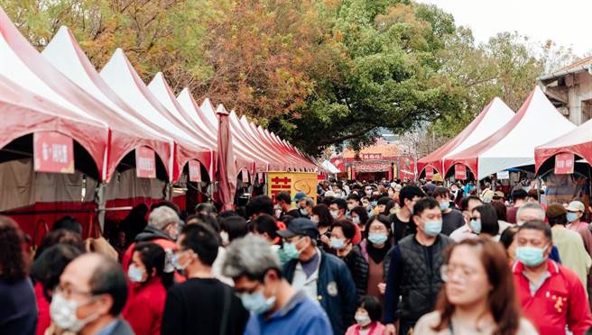 东势客家文化园区于新丁粄节期间，现场一片人山人海。（台中市政府提供）