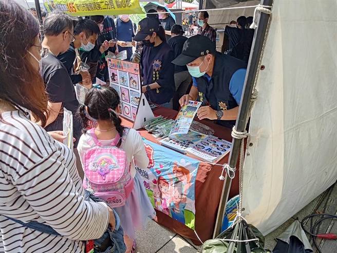 防诈观念要从小建立起，新竹市警第二分局「识诈宣导团」把握儿艺节盛大登场的机会，在现场摆设摊位，发送精心准备的宣导小物。（警方提供／陈育贤新竹传真）