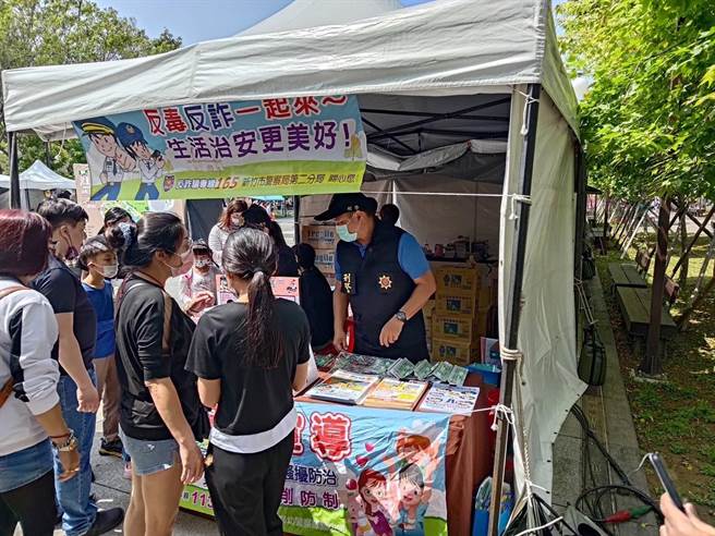 防诈观念要从小建立起，新竹市警第二分局「识诈宣导团」把握儿艺节盛大登场的机会，在现场摆设摊位，发送精心准备的宣导小物。（警方提供／陈育贤新竹传真）