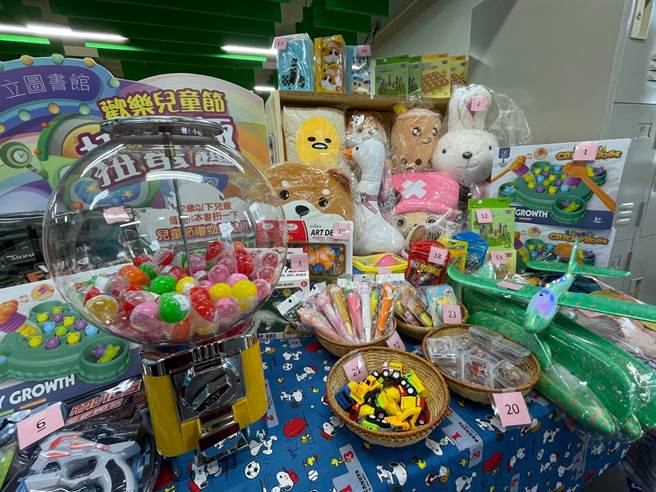 欢庆儿童节，花莲市立图书馆准备500份礼物，让爱阅读的孩童扭蛋抽奖。（花莲市公所提供／罗亦晽花莲传真）