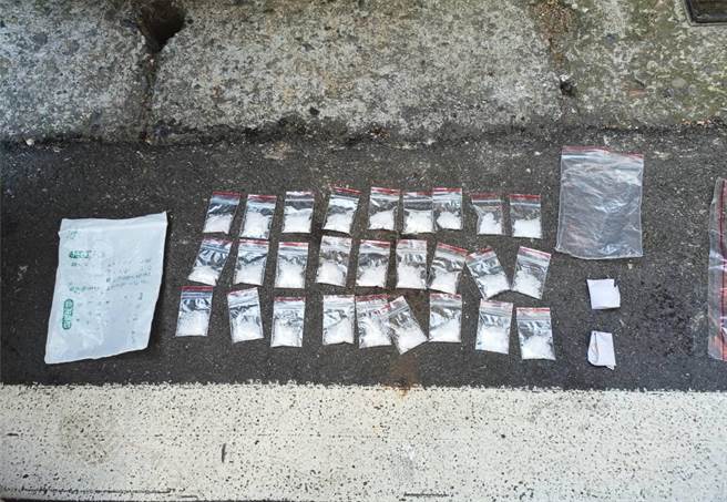 吴妇贩毒时人赃俱获，警方找出大量分装好的毒品。（警方提供）