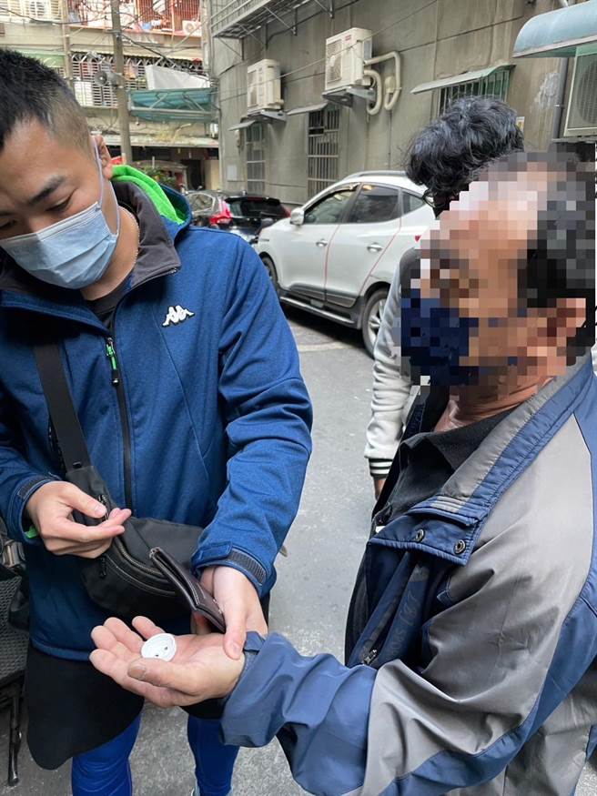 吴妇不仅自己贩毒，还由儿子进货、女儿分装。（警方提供）