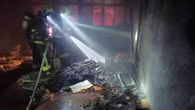 2楼火势猛烈，灭火后现场满目疮痍。（宜兰县消防局提供／吴佩蓉宜兰传真）