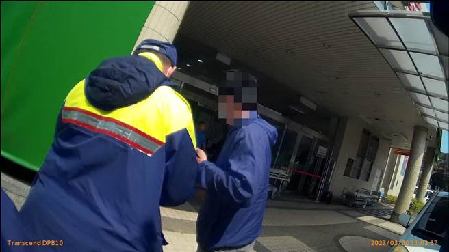 警方接獲民眾送醫求助趕緊協助鳴笛開道，將原本近20分鐘車程縮短至8分鐘，迅速將陳男送到豐原醫院就醫。(警方提供)