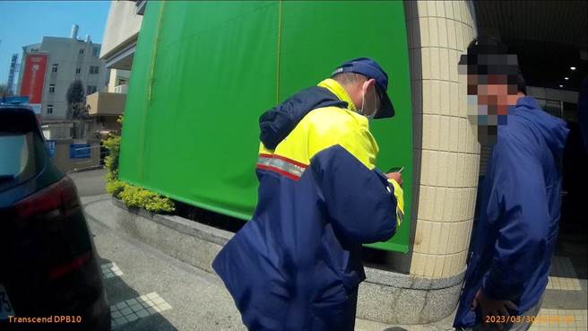 警方接獲民眾送醫求助趕緊協助鳴笛開道，將原本近20分鐘車程縮短至8分鐘，迅速將陳男送到豐原醫院就醫。(警方提供)