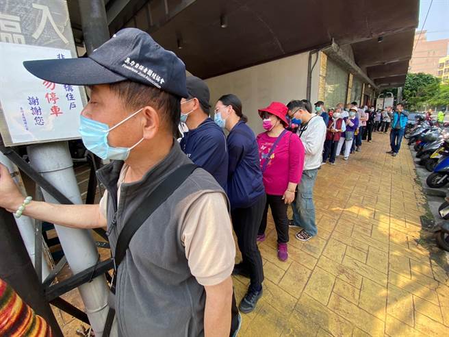 拿发票兑换高丽菜的民眾大排长龙。（孙英哲摄）