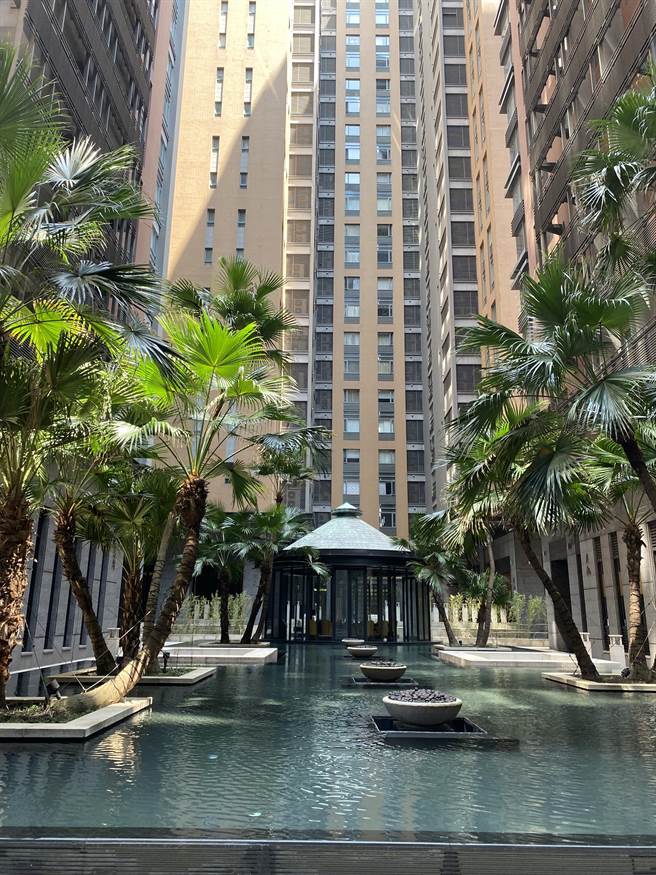 乡林皇居社区内有千坪水景、绿木扶疏。(林欣仪摄)