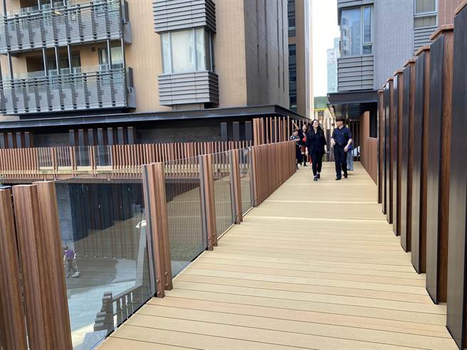 乡林皇居二楼的空中步道长300公尺，住户不必出门就能把社区当运动场散步。(林欣仪摄)