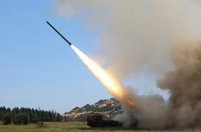 蔡英文總統即將在本周抵達加州、會晤美國眾議院議長麥卡錫（Kevin McCarthy），外界關注「蔡麥會」會否引發2022年裴洛西訪台時、解放軍在台灣周邊軍演的武嚇行動。圖為裴洛西訪台後，解放軍2022年8月4日在台灣海峽實施遠程火力實彈射擊畫面。（資料照／新華社）