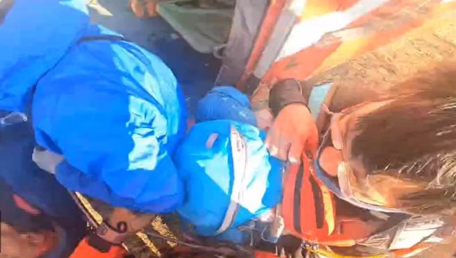 一名年约71岁的李姓老翁趁着清明连假攀登新康横断路线，今天凌晨在海拔超过3000米的布新营地休息，疑高山症发作，呼吸急促，逐渐失去意识，今晨经直升机吊挂下山送医救治。（空勤总队提供／罗亦晽花莲传真）