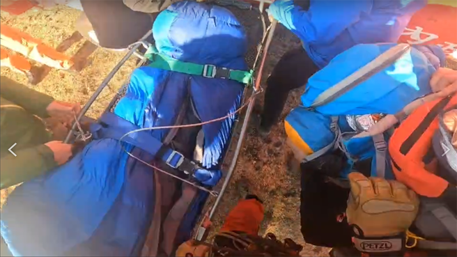 一名年约71岁的李姓老翁趁着清明连假攀登新康横断路线，今天凌晨在海拔超过3000米的布新营地休息，疑高山症发作，呼吸急促，逐渐失去意识，今晨经直升机吊挂下山送医救治。（空勤总队提供／罗亦晽花莲传真）