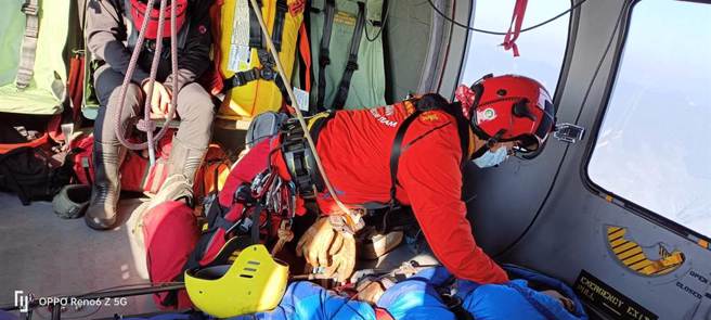 一名年约71岁的李姓老翁趁着清明连假攀登新康横断路线，今天凌晨在海拔超过3000米的布新营地休息，疑高山症发作，呼吸急促，逐渐失去意识，今晨经直升机吊挂下山送医救治。（空勤总队提供／罗亦晽花莲传真）