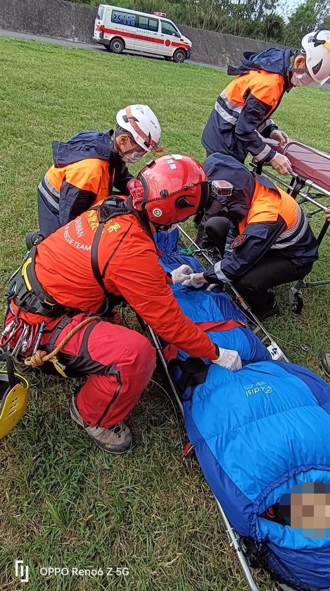 一名年约71岁的李姓老翁趁着清明连假攀登新康横断路线，今天凌晨在海拔超过3000米的布新营地休息，疑高山症发作，呼吸急促，逐渐失去意识，今晨经直升机吊挂下山送医救治。（空勤总队提供／罗亦晽花莲传真）