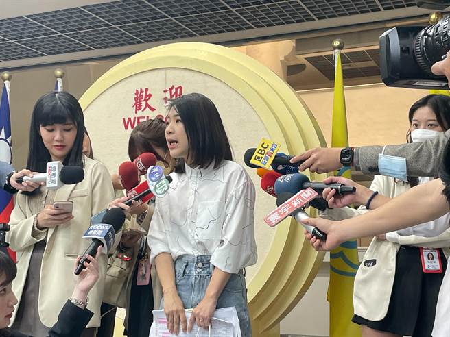 徐巧芯看到周玉蔻贴文爆气开骂，周是最没心没肺的媒体人，最应该下架不该出现，竟还有脸在脸书发文。（刘彦宜摄）