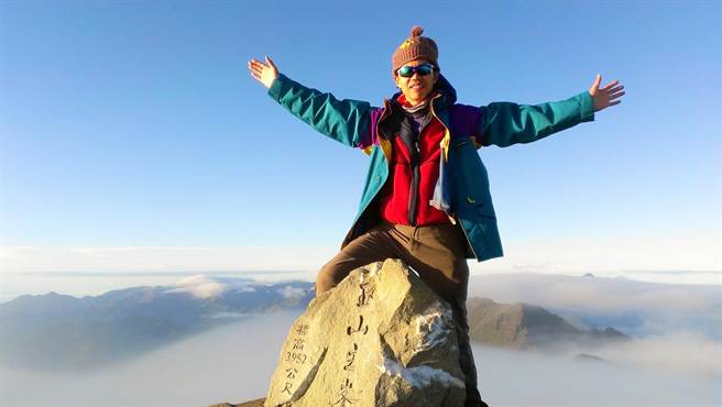 高雄鼓山校长高玉山出生时，爷爷因看见玉山才命此名，而他也因为此名，花了27年攻上玉山山顶。（高市教育局提供／杨舒婷高雄传真）