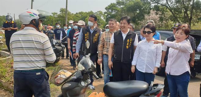 台中市长卢秀燕今天到大雅区第二公墓视察防灾宣导等措施，消防局长孙福佑、民政局长吴世玮，和立委杨琼璎与市议员吴呈贤、刘士州等，多位民代陪同到场。(陈世宗摄)