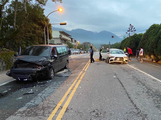 花莲县富里乡台九线288.7公里处今天清晨发生一起对撞车祸事故，造成1死8伤。（民眾提供／罗亦晽花莲传真）