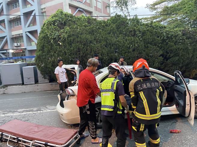 花莲县富里乡台九线288.7公里处今天清晨发生一起对撞车祸事故，造成1死8伤。（民眾提供／罗亦晽花莲传真）