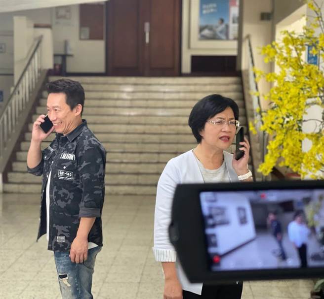 艺人郭子乾（左）合体彰化县长王惠美（右）拍摄防诈宣导短片。（彰县府提供）