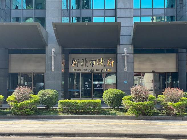 上月30日1名83岁老翁带刀进新北市府工务局亮刀。（王扬杰摄）