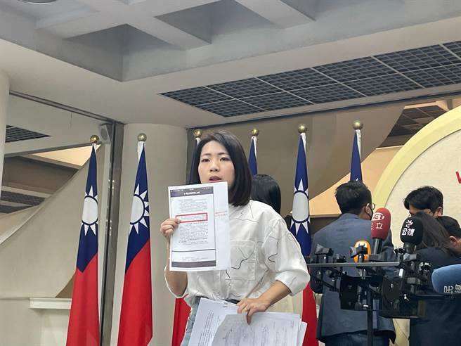 徐巧芯质疑，海巡署「筹建海巡远洋护船发展计画」中，2.6亿监造规划图不符原契约设计，导致后续120亿建造统包案还需重新设计。（刘彦宜摄）