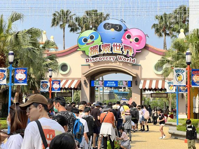 麗寶樂園兒童節連假第三天迎來入園高峰，一早排隊人潮眾多。（麗寶樂園提供）