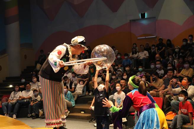 麗寶樂園推出全新「小丑派對秀」，廣受大小朋友喜愛。（麗寶樂園提供）