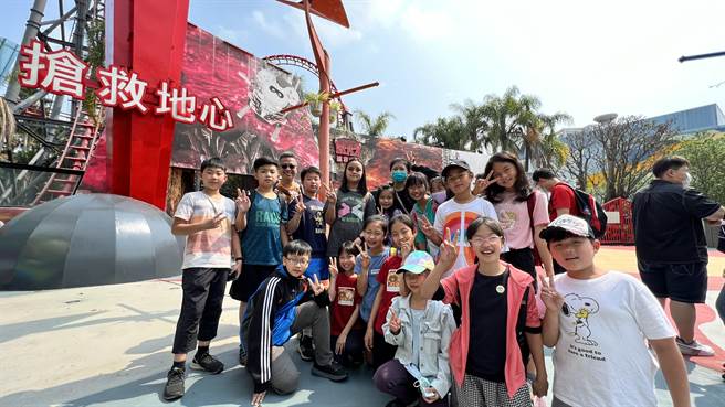 來自高雄的鄭小姐一行人共有10個家庭同遊，使用99元優惠共省近萬元。（麗寶樂園提供）