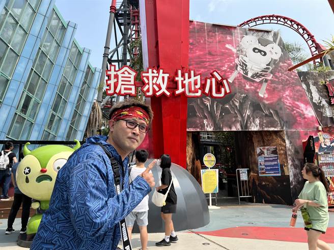 搶第一位排隊的葉先生，預計今天專程要來搭斷軌，一早就來排隊搶入園。（麗寶樂園提供）