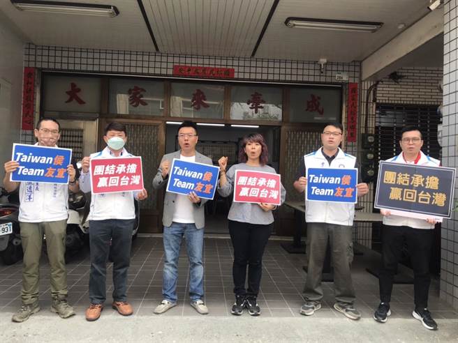 蓝营屏东县议员黄明贤3日号召议员、里长、民代一同呼吁党中央加快徵召进度，并表态支持徵召新北市长侯友宜投入选战。（谢佳潾摄）