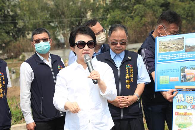 台中市长卢秀燕等人，今天到大雅区第二公墓视察防灾宣导等措施，并宣导扫墓「四不二记得」，以免扫墓变烧墓。（陈世宗摄）