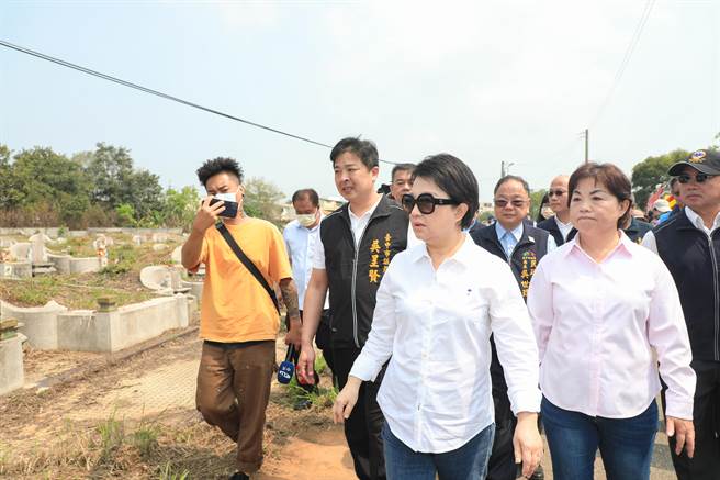 台中市长卢秀燕等人，今天到大雅区第二公墓视察防灾宣导等措施，并宣导扫墓「四不二记得」，以免扫墓变烧墓。（陈世宗摄）
