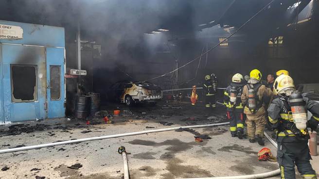 高雄三民区某汽车保养厂遭祝融，多辆车、设备惨遭烧毁。（翻摄照片／崔正纲高雄传真）