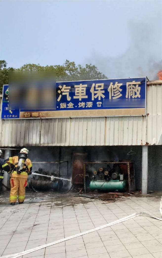 高雄三民区某汽车保养厂遭祝融，多辆车、设备惨遭烧毁。（翻摄照片／崔正纲高雄传真）