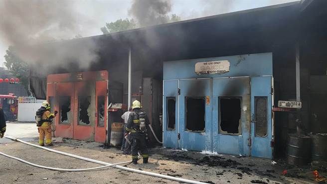 高雄三民区某汽车保养厂遭祝融，多辆车、设备惨遭烧毁。（翻摄照片／崔正纲高雄传真）