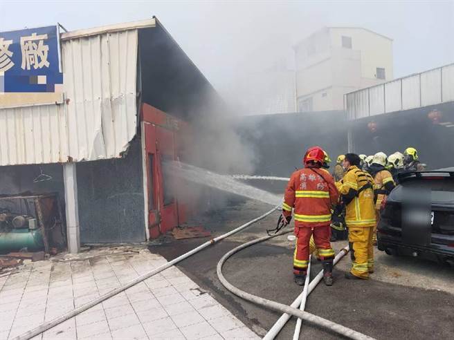 高雄三民区某汽车保养厂遭祝融，多辆车、设备惨遭烧毁。（翻摄照片／崔正纲高雄传真）