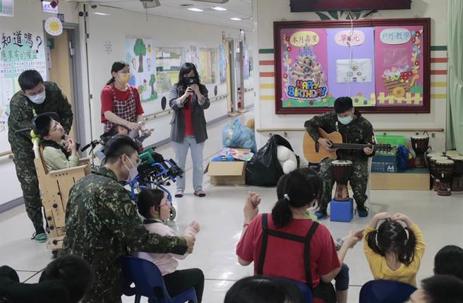 吉他伴唱。（步兵249旅提供／李京升苗栗传真）