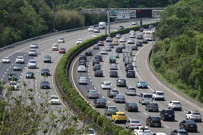 今日是清明連假的第3天，天氣晴朗，不少民眾開車出遊，國道三號北部多處路段上午出現壅塞車潮，高公局預估下午起會出現北返車潮。圖為國道三號土城路段，南下車道（圖右）湧現大量車潮，走走停停，時速不到40公里。（黃世麒攝）